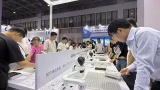 元萝卜家用机器人展示AI家庭智能升级