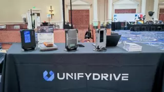 极空间私有云联合UnifyDrive亮相CES：发布全球首款大语言模型 AI NAS