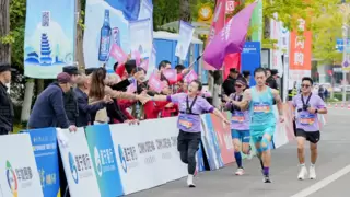 神眸携手遂宁马拉松缔造赛事新标杆，70人跑团与“三人行”直播引领科技赋能体育新范式