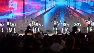 “天九之歌”人机共舞文艺晚会南京登台，60台机器人金陵起舞