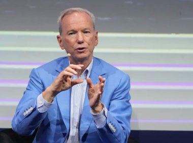 前谷歌CEO警告AI安全风险：模型可能被黑客攻击操控