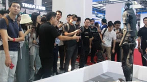 宇树机器人亮相WRC大会展示人形机器人H1技术创新实力