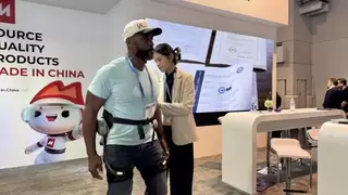 普朗克外骨骼机器人亮相CES展会 AI自适应步态引擎引领智能穿戴新突破