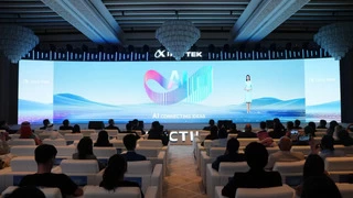 科大讯飞迪拜发布会：四款AI新品亮相，跨语言沟通再升级