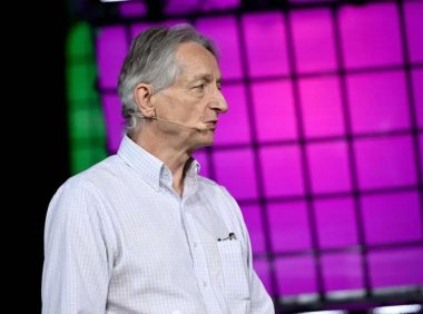 AI教父辛顿：AI投资获利关键，在于替代人类劳动